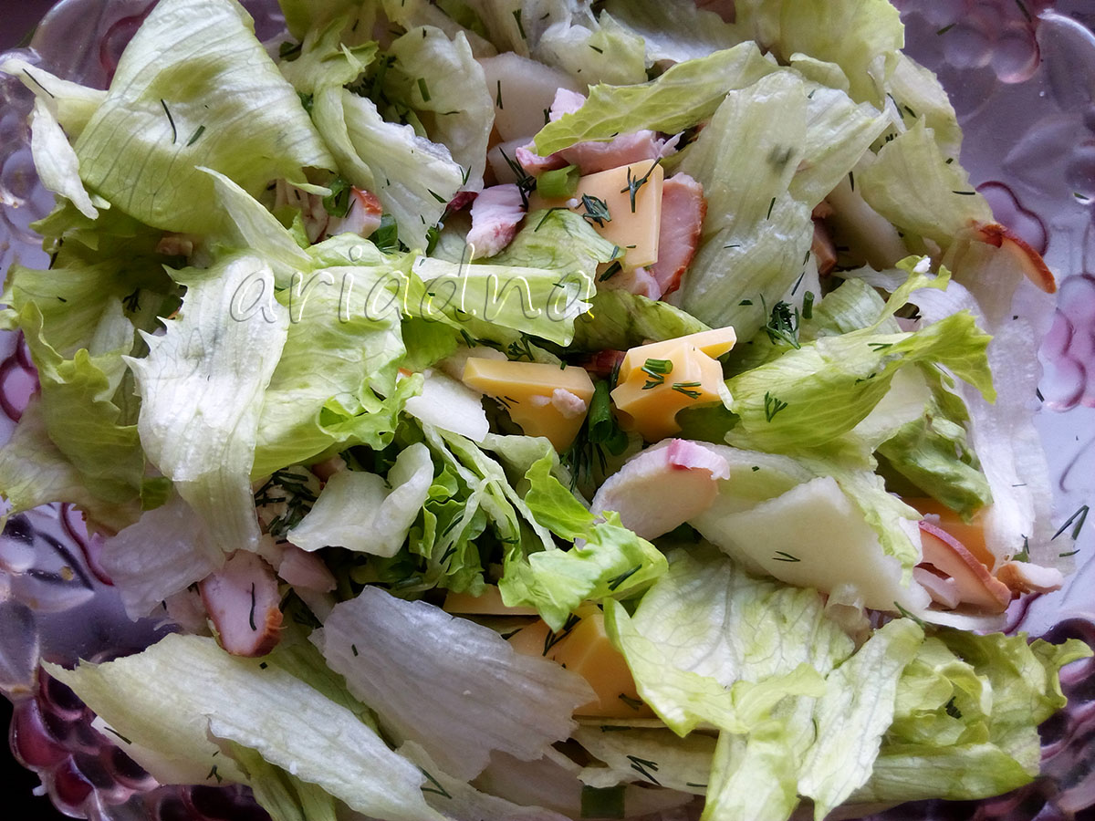 Салат с копченой курицей и салатом Айсберг