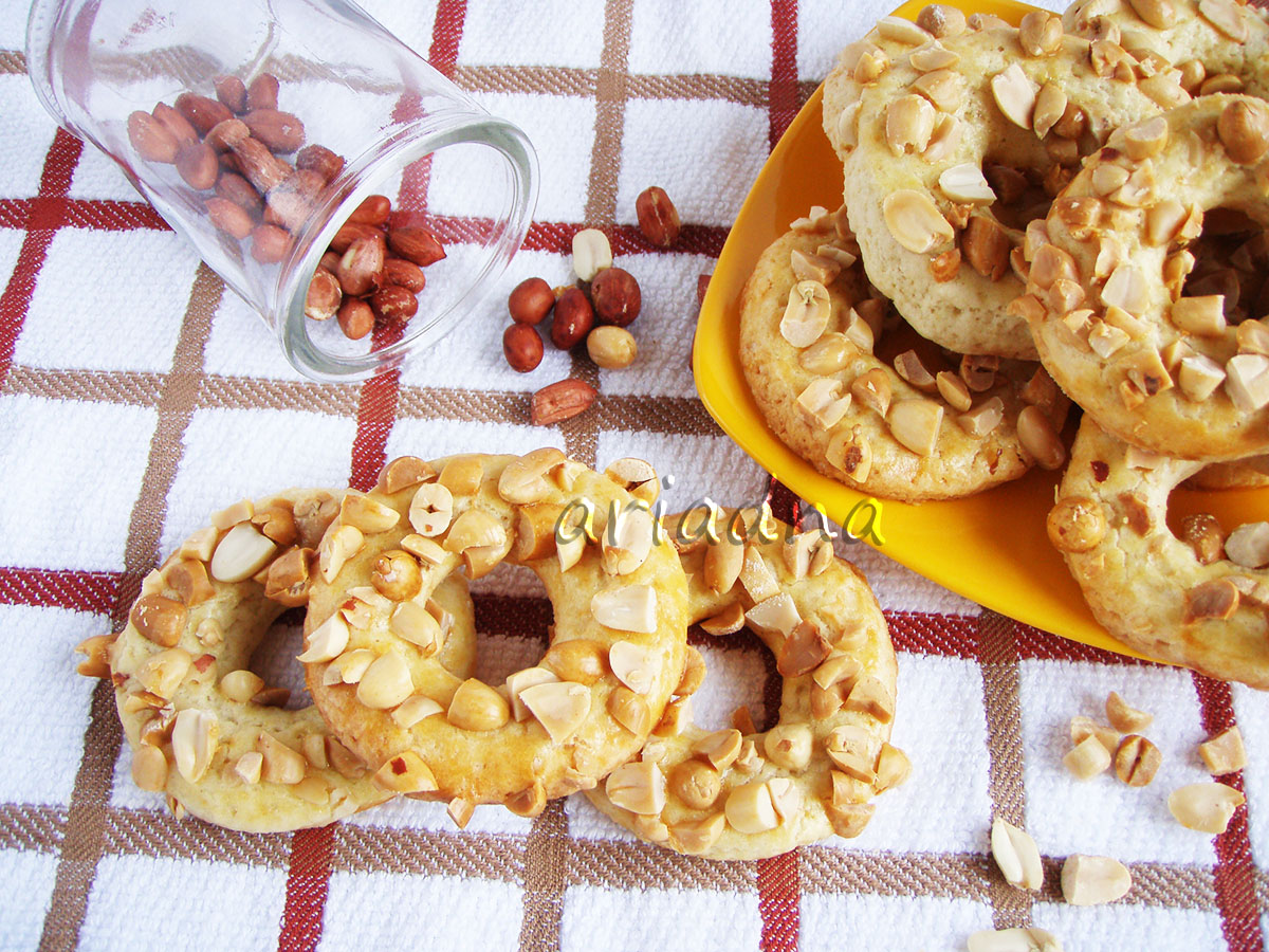 Anelli di pasta frolla con noccioline secondo la ricetta classica