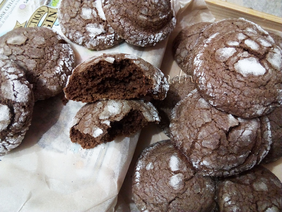 Biscotti speziati di segale con cacao e crepe