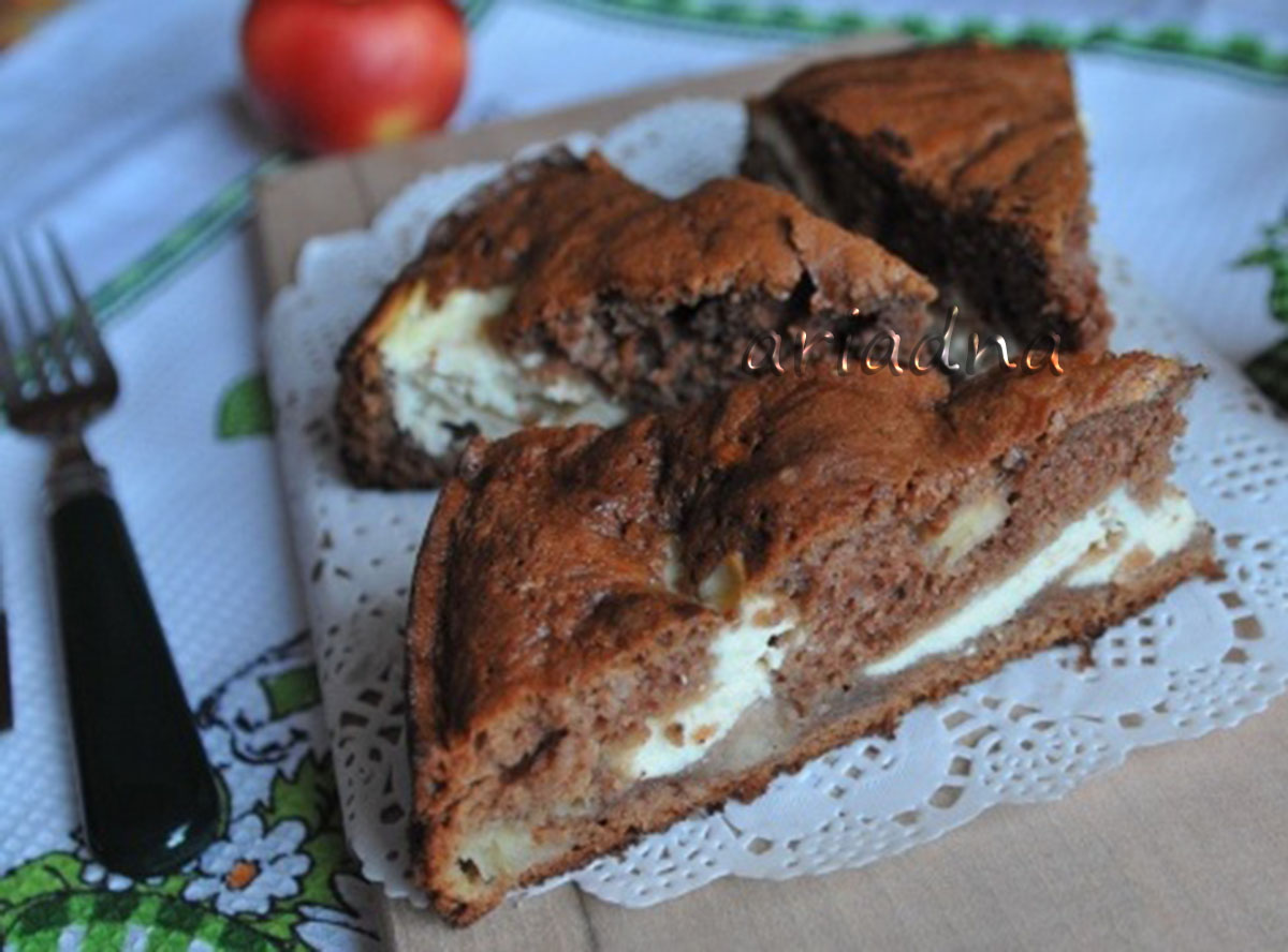 Шоколадный пирог с яблоками и творожной начинкой
