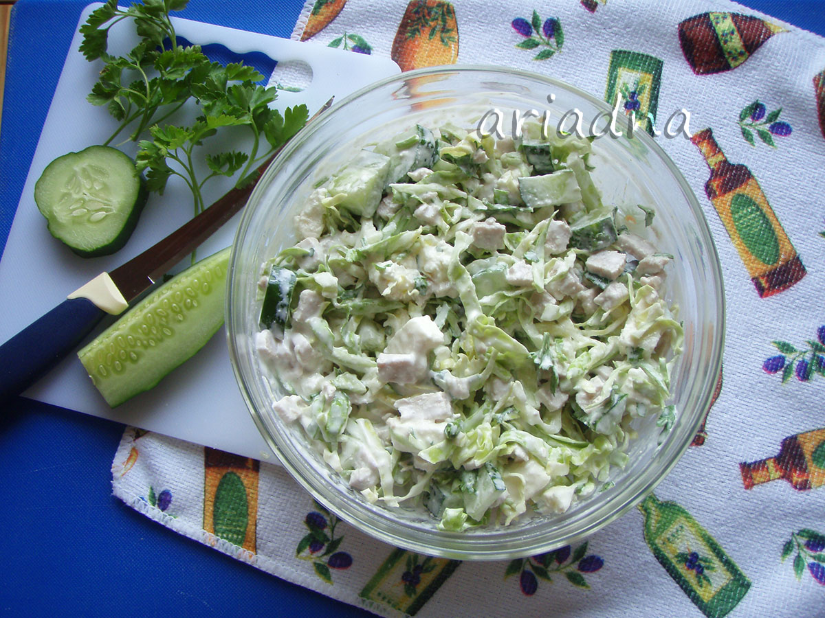 Insalata di carne con feta, cavolo e cetriolo