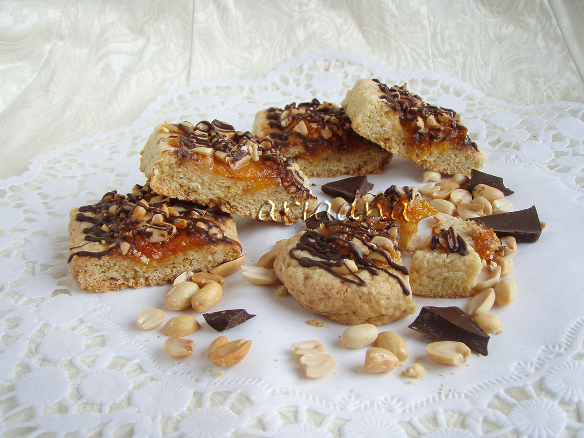 Biscotti "Eleganti" con marmellata e arachidi