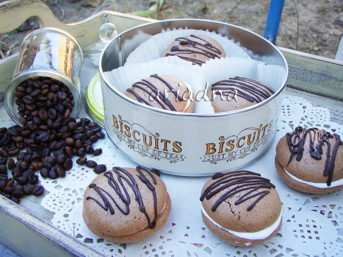 Biscotti al cioccolato e mandorla con meringa