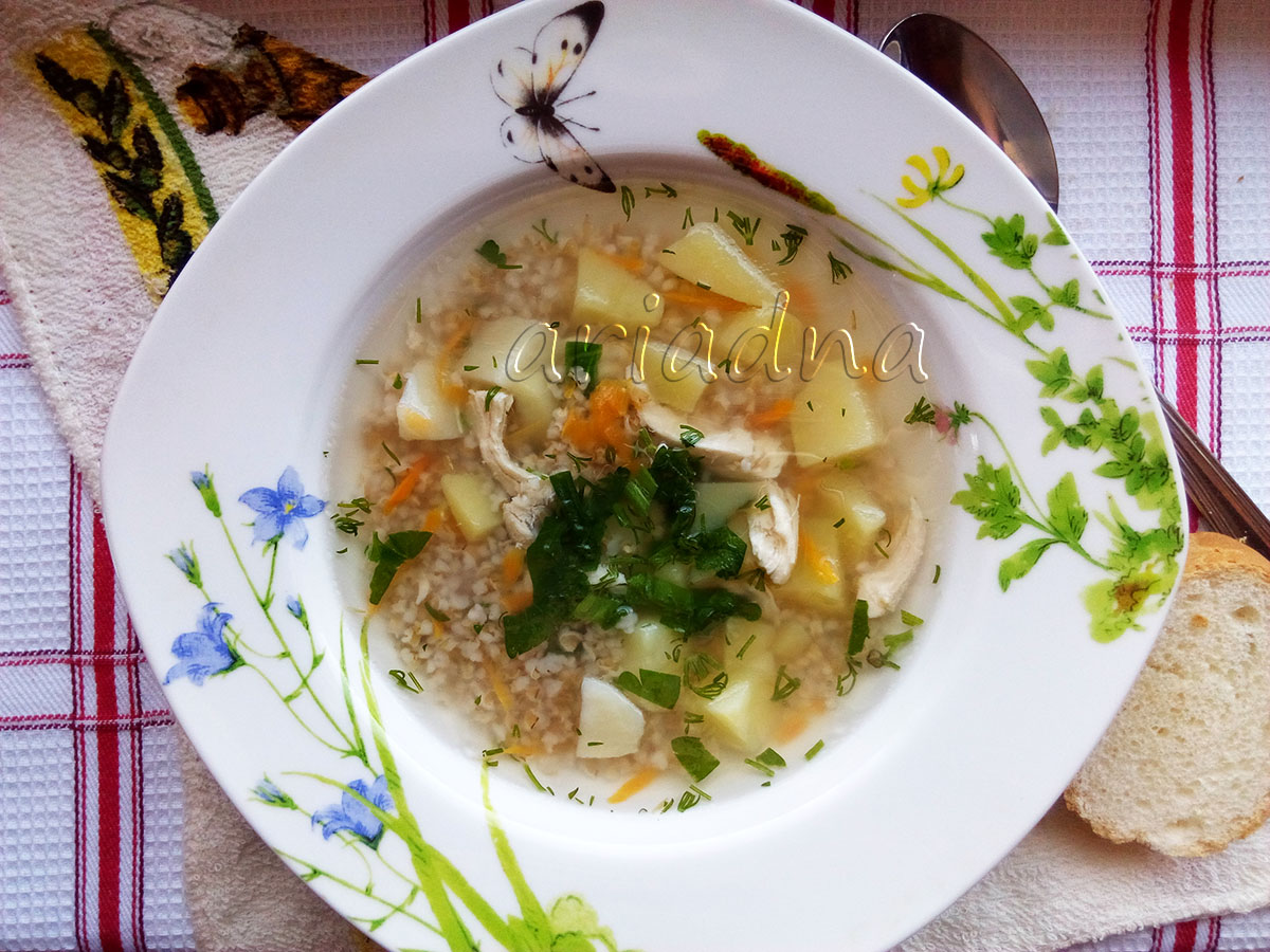Zuppa di pollo con orzo perlato