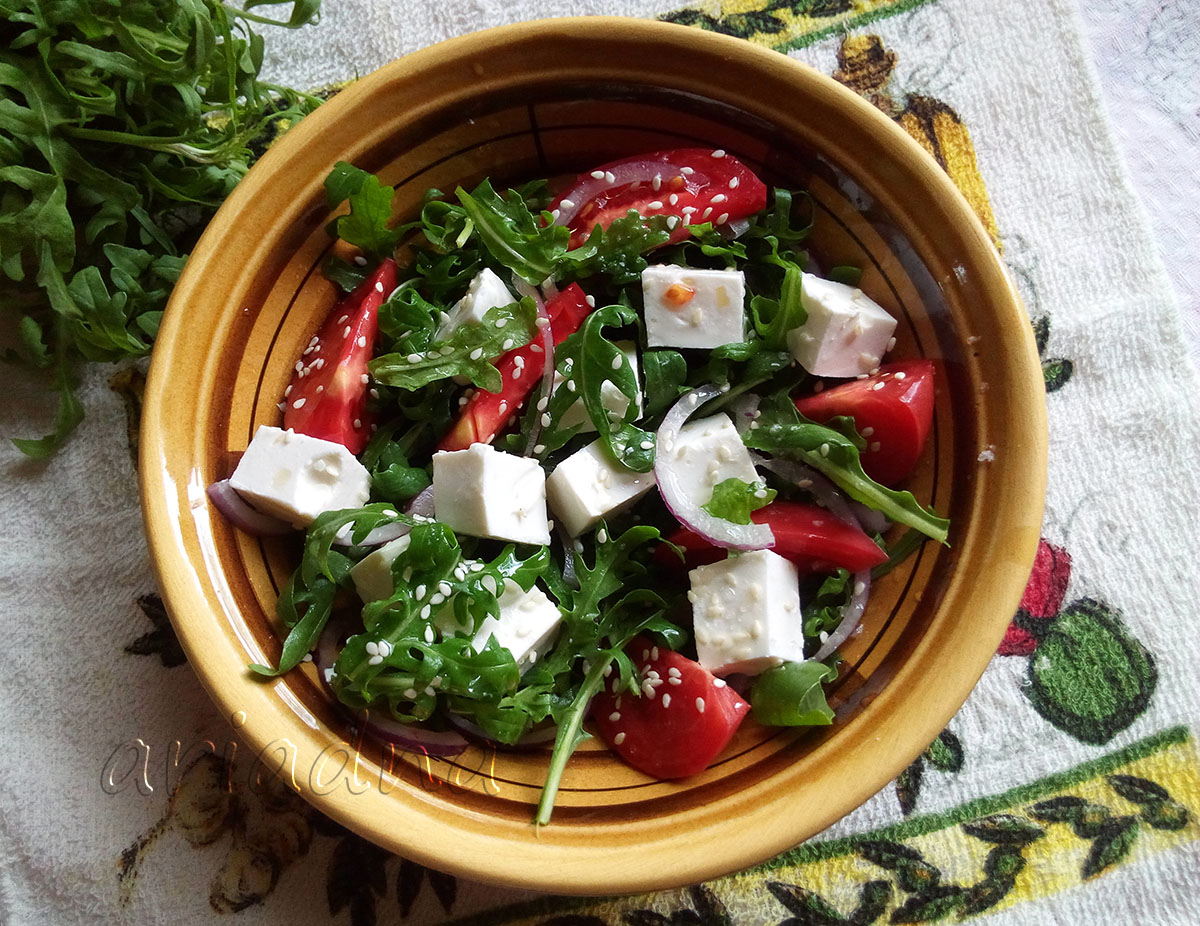 Салат с рукколой, фетой и помидорами