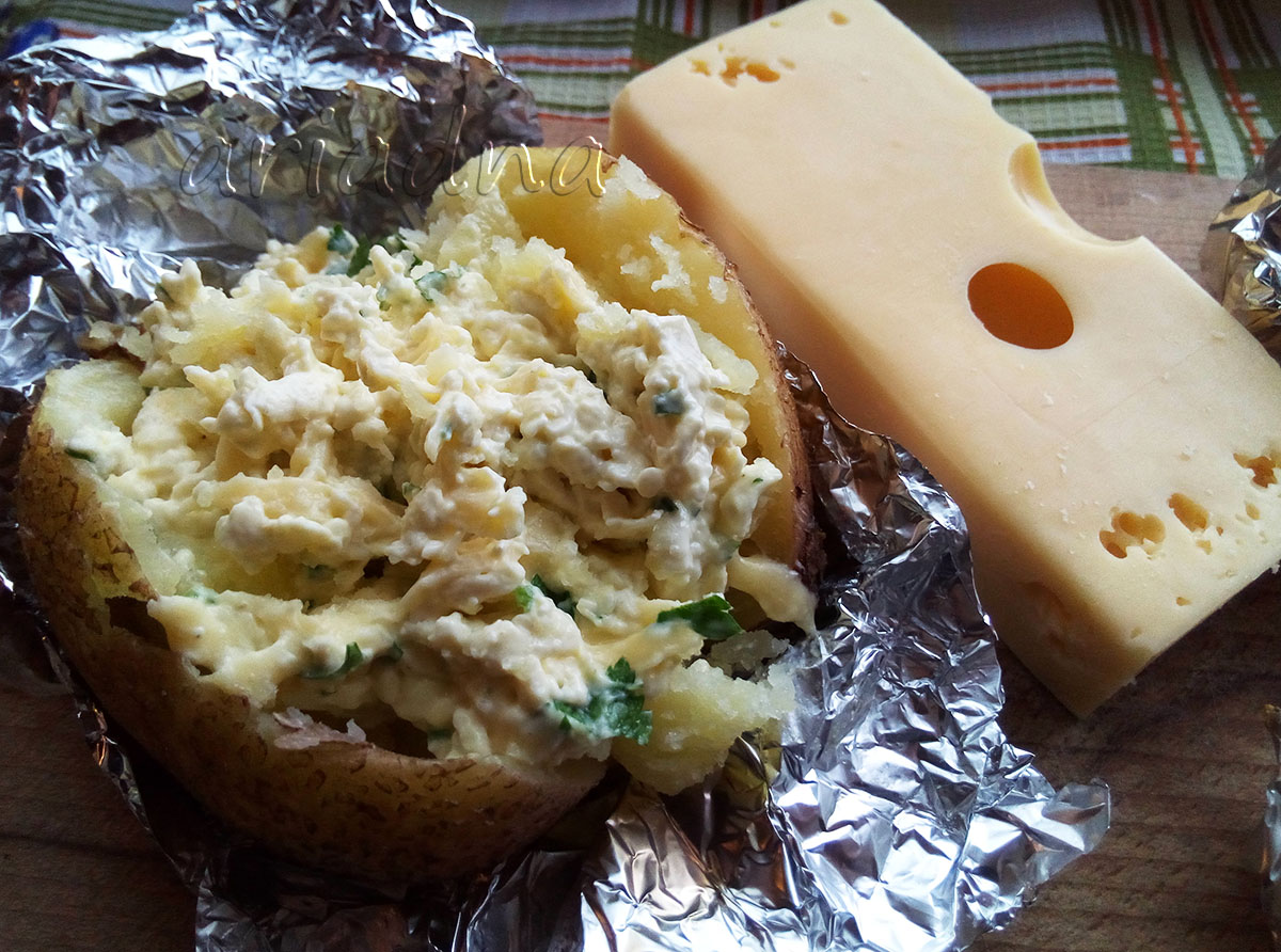 Картофель запечённый в фольге с сыром