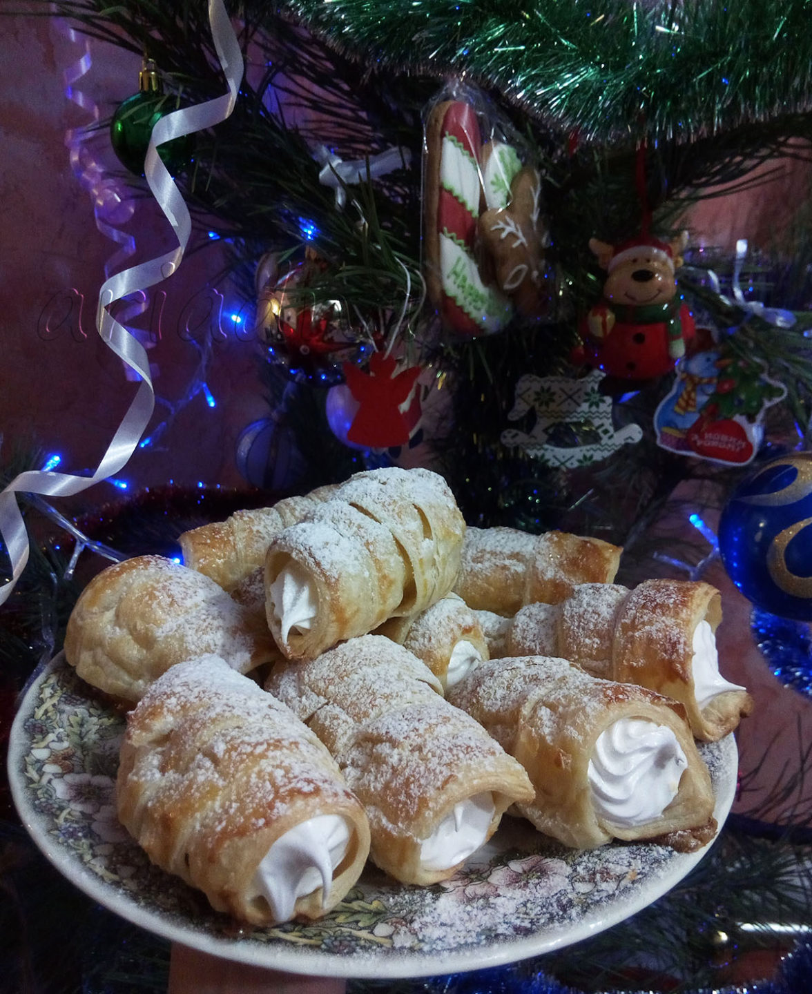Слоєні трубочки з білковим кремом