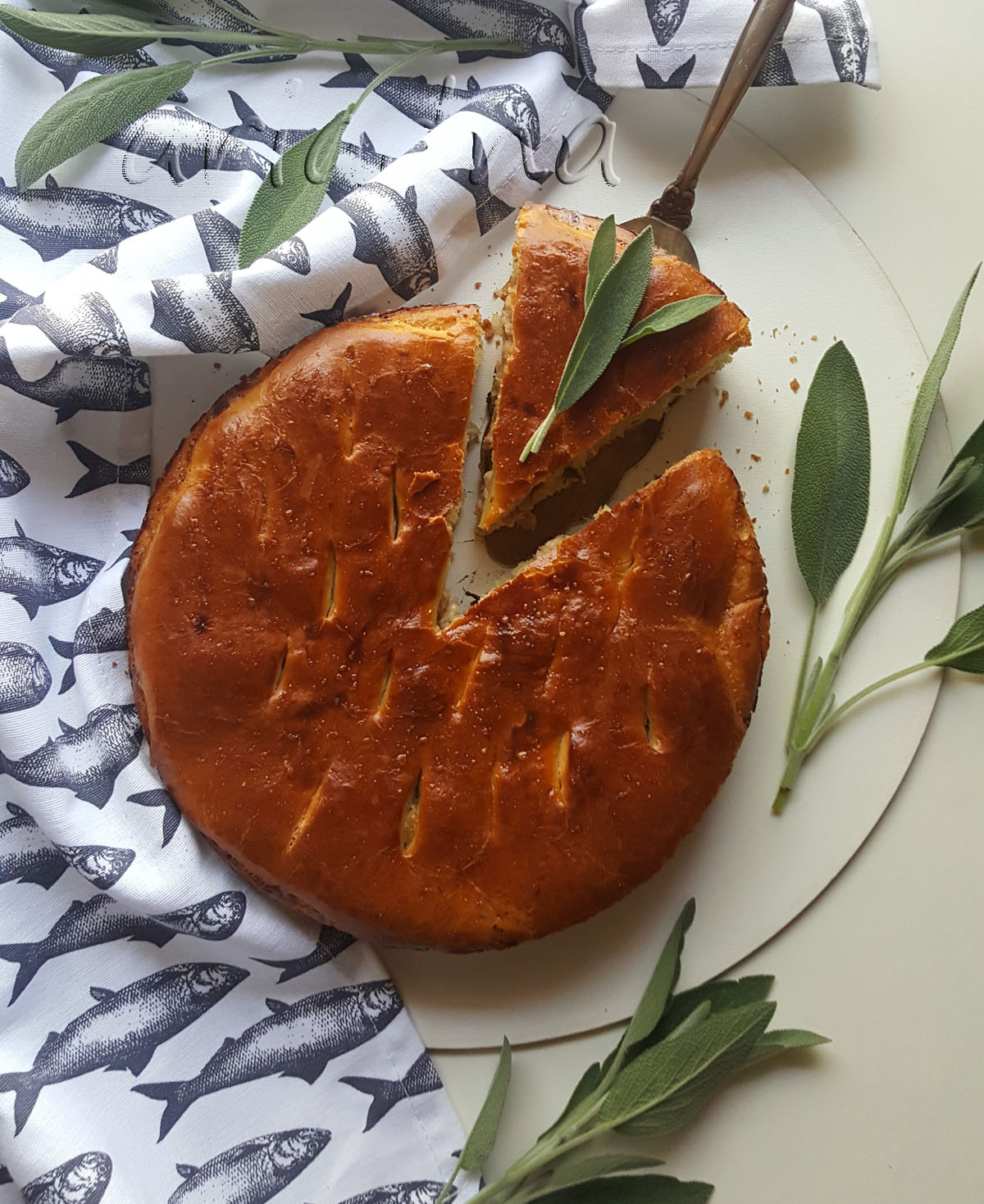 Дрожжевой пирог с тунцом и сыром