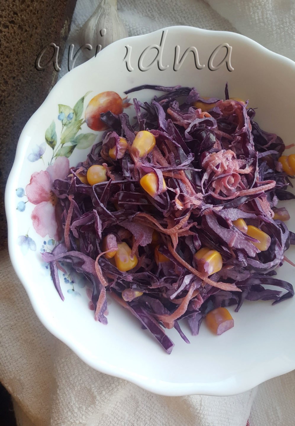 Insalata di cavolo rosso con carota e mais